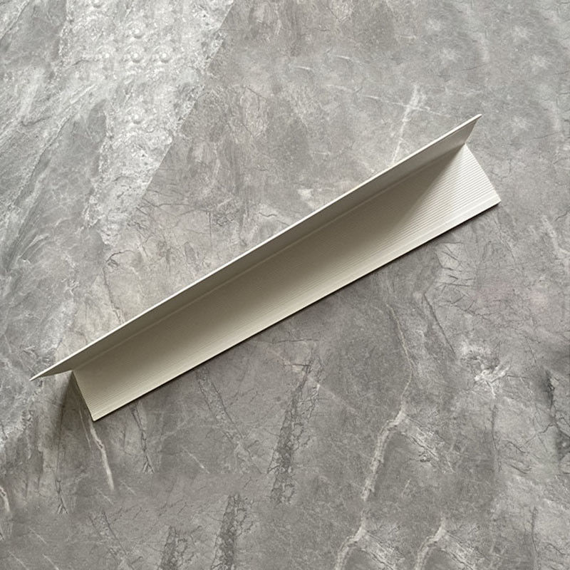 Il un poco rinforza gli angolari protettivi di plastica della parete del PVC che orlano la protezione dell'angolo della parete
