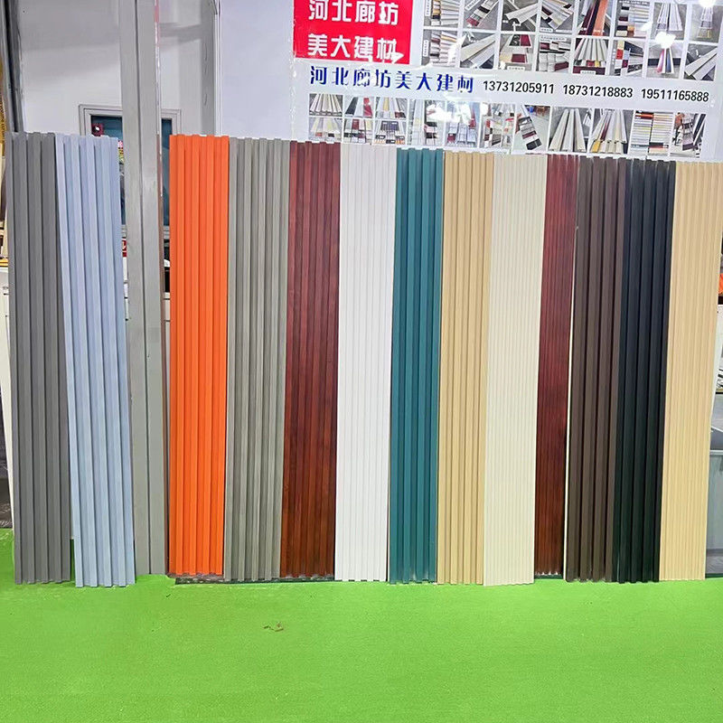 Tavola di rivestimento da parete in WPC marrone Dimensione personalizzabile con levigatura Facile da installare e mantenere